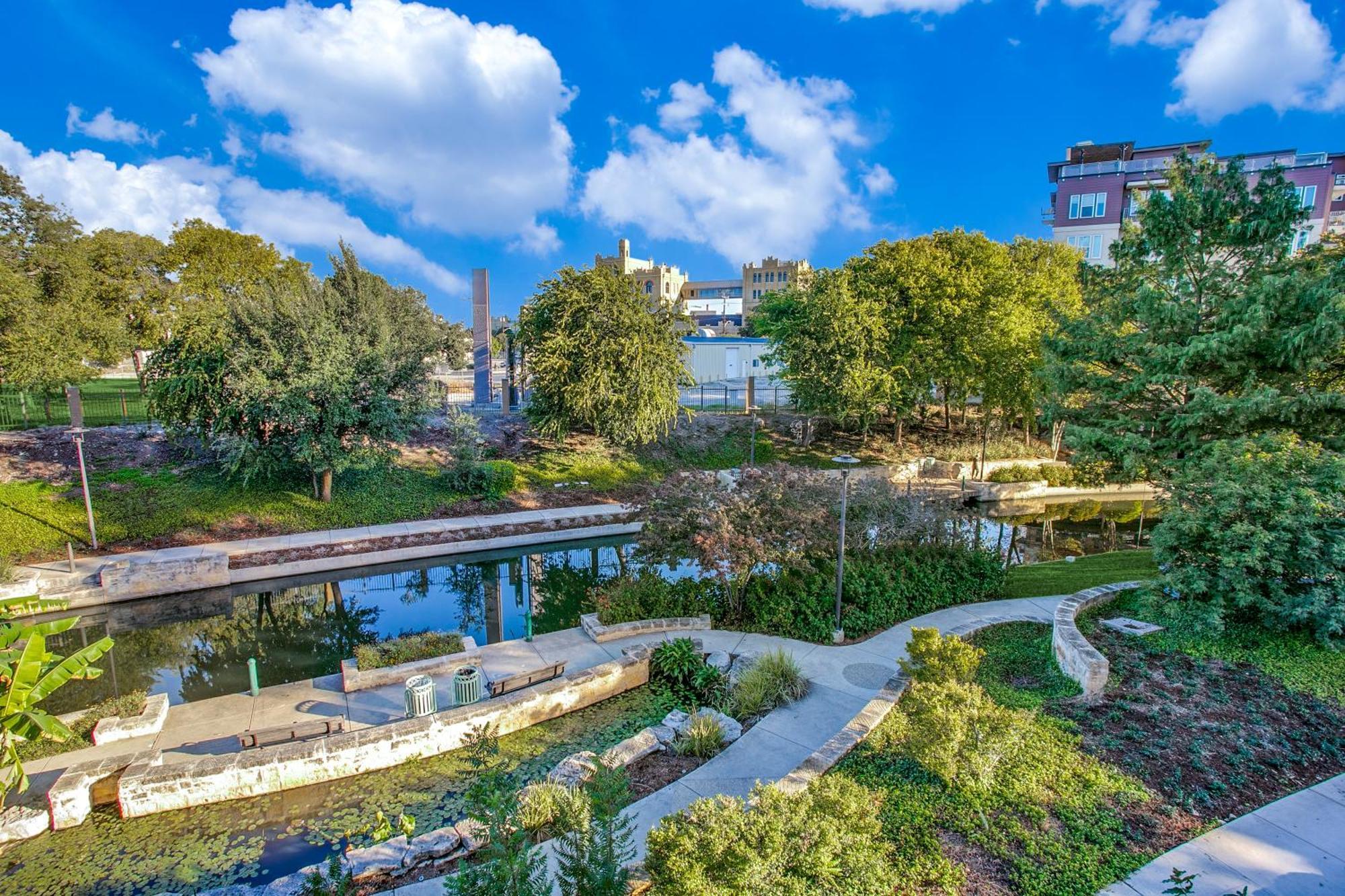 Lush Downtown Condo On Riverwalk W King Ste, Free Parking, Pet Friendly, Centrally Located On Riverwalk サンアントニオ エクステリア 写真