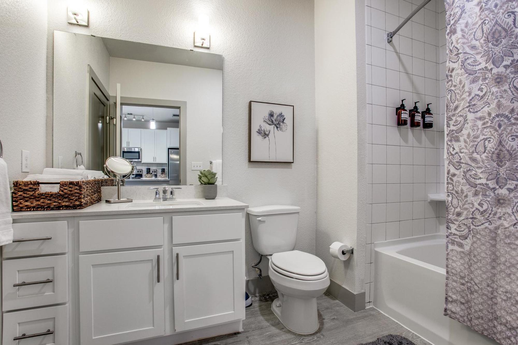 Lush Downtown Condo On Riverwalk W King Ste, Free Parking, Pet Friendly, Centrally Located On Riverwalk サンアントニオ エクステリア 写真
